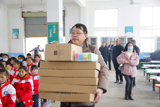 【益路華彩?暖冬行動(dòng)】河南林泉環(huán)保科技有限公司為愛(ài)助學(xué) 情暖童心