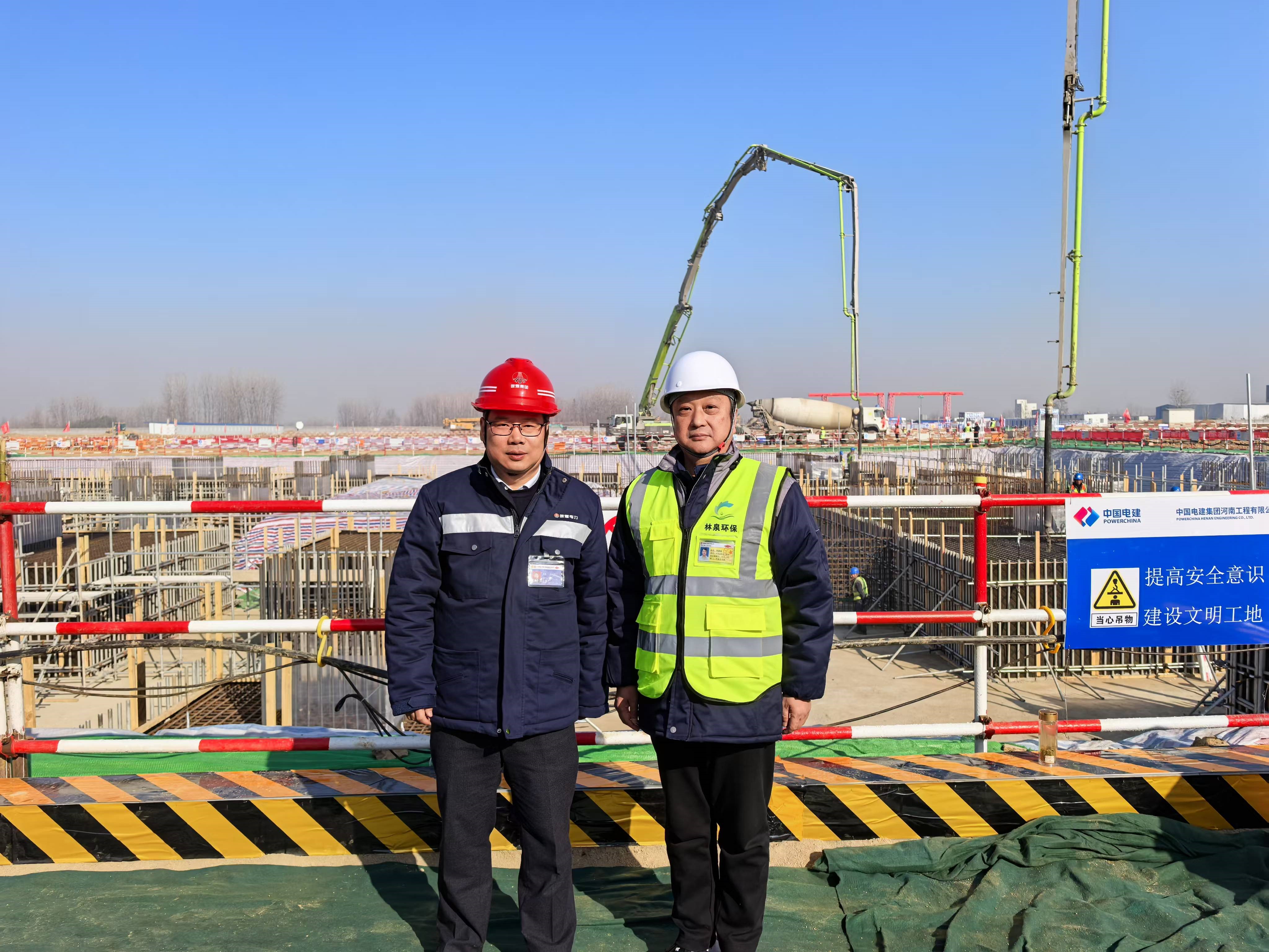 河南林泉環(huán)保科技有限公司參加 陜煤信陽(yáng)2×1000MW高效超超臨界機(jī)組工程項(xiàng)目 主廠房澆筑第一罐混凝土儀式